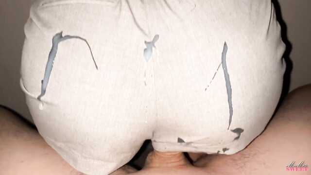 Она обкончалась,еще не присев на хуй