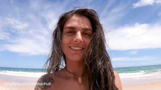 Горячий секс молодой развратной пары на берегу