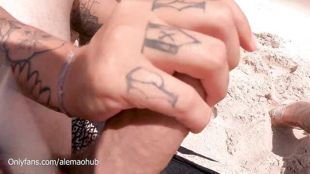 Горячий секс молодой развратной пары на берегу