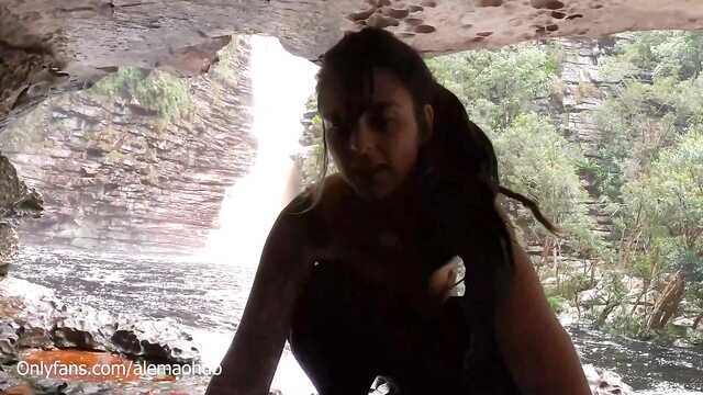 Возбужденные туристы снимают свой секс на природе