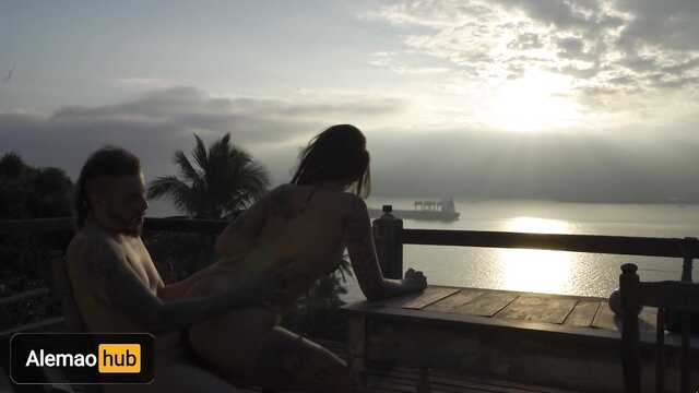 На терассе отеля секс очень неплох!