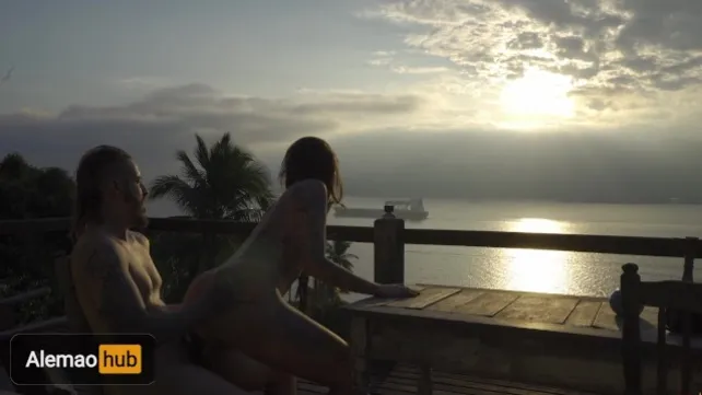 На терассе отеля секс очень неплох!