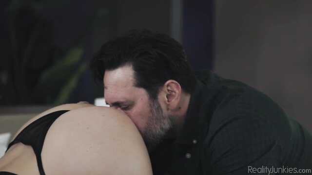 Она не могла сдержать криков наслаждения