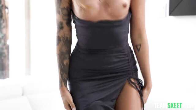 Дебют в порно хорошенькой шатенки