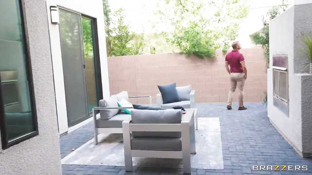 У меня по соседству живет настоящая шлюха