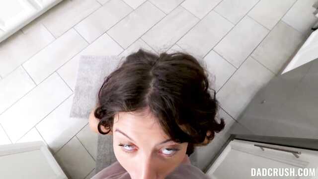 Уговорил падчерицу на секс за деньги