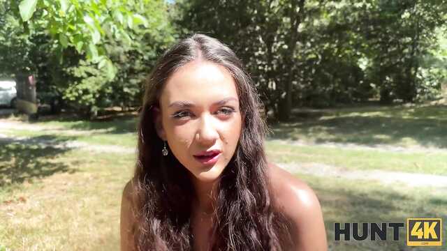 На улице есть доступные девочки