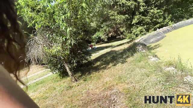 На улице есть доступные девочки