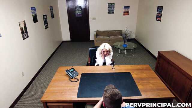 Директор и новая зрелая учительница