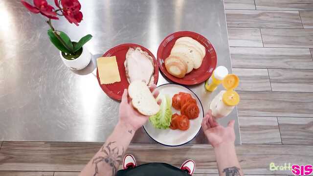 Сестричка предложила себя вместо завтрака