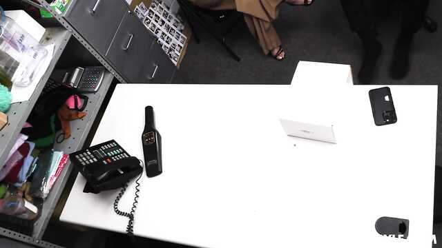 Аппетитная крошка в кабинете охранника