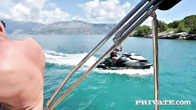 Оргия свингеров прямо на лодке