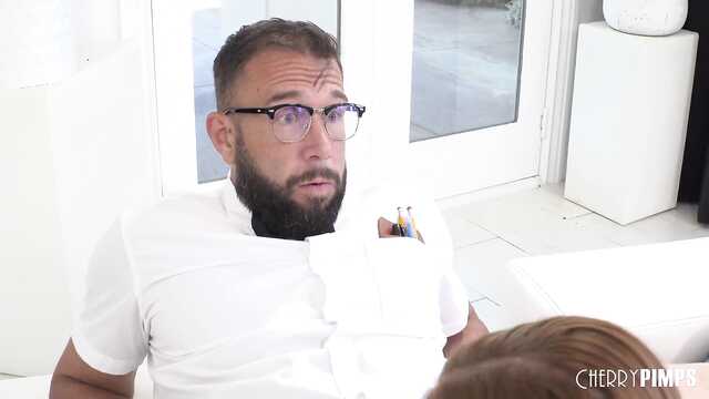 Доступная пизда для очкарика