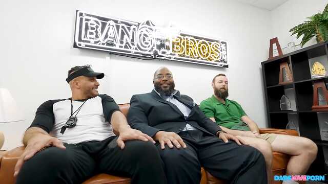 Черный папашка - незаменимый ебарь