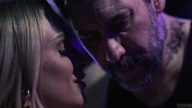 Рабочие дырочки шикарной нимфоманки