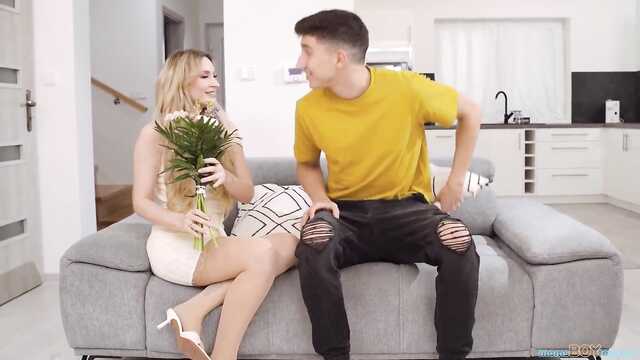 Лучший презент для возбужденной мамашки