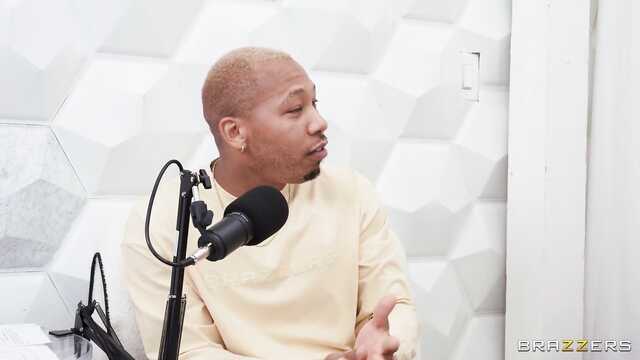 Подкаст, который закончился сексом втроем