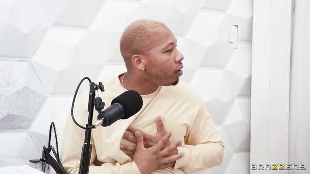 Подкаст, который закончился сексом втроем