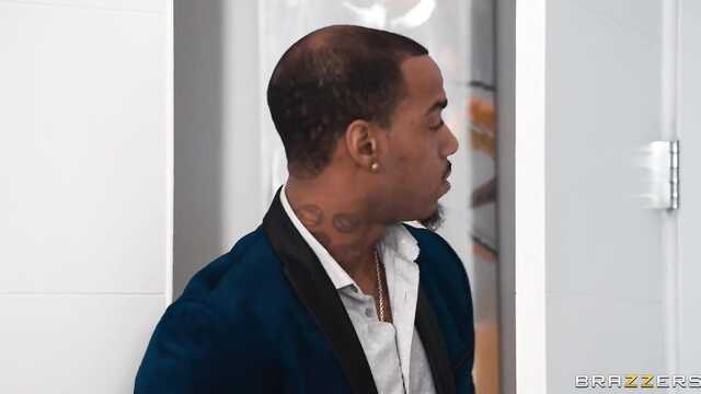 Черный болт для полненькой красотки