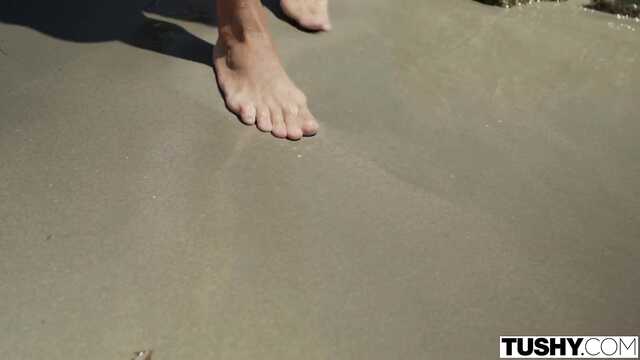 Анальное порево на фоне океана