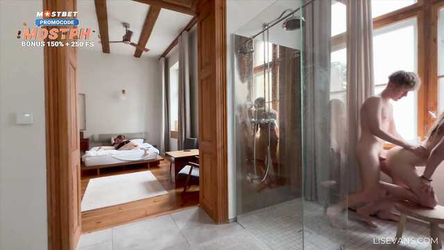 Шалбарына киген ер адамның суреті Жабайы тайпалардың африкалық порносы