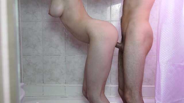 Есть чем заняться с женой в душе