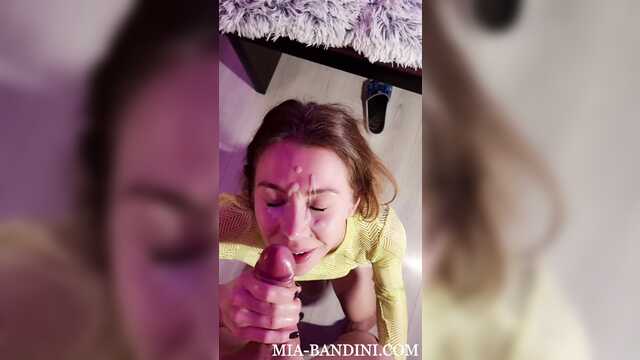 Пробую киску тощей студентки и кончаю на лицо