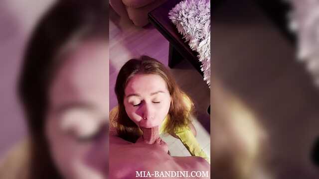 Пробую киску тощей студентки и кончаю на лицо