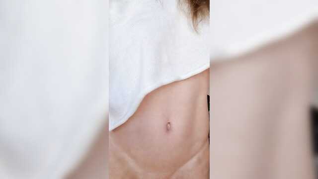 Спустив кожаные штаны, красотка дрочит до оргазма