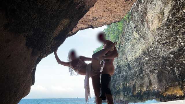 Возбужденные туристы трахаются стоя на берегу