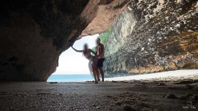 Возбужденные туристы трахаются стоя на берегу