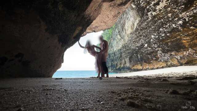 Возбужденные туристы трахаются стоя на берегу