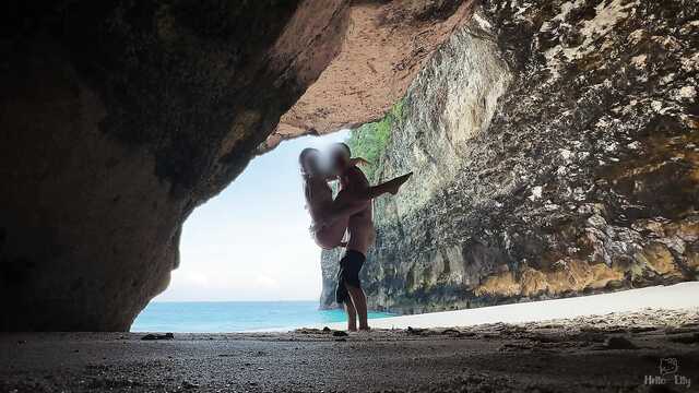 Возбужденные туристы трахаются стоя на берегу