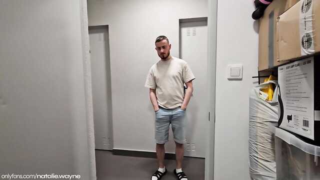 Сильно возбуждаюсь и снимаю трусики перед соседом