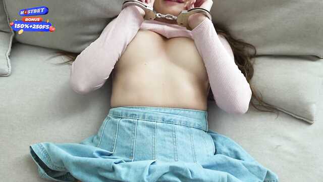 Ради секса, девушка в наручниках удрала из полиции