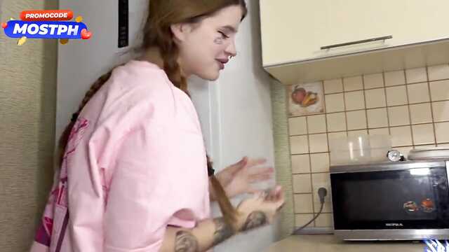 Девушка друга не отказала дать в задний проход