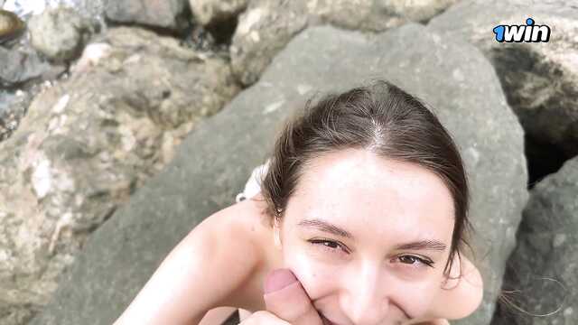 Туристка страстно отсасывает незнакомцу на пляже