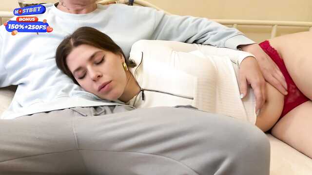 Спящая сестра проснулась от члена брата в ротике