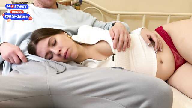 Спящая сестра проснулась от члена брата в ротике