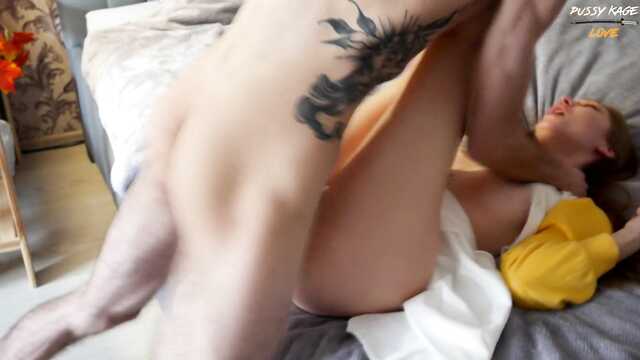 Стройная подруга просит меня сунуть в мокрую киску