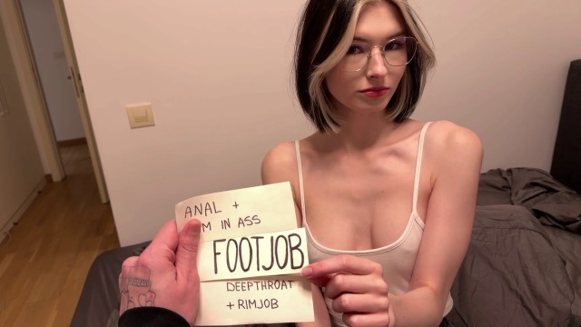 Младшая сестра любит поработать ножками