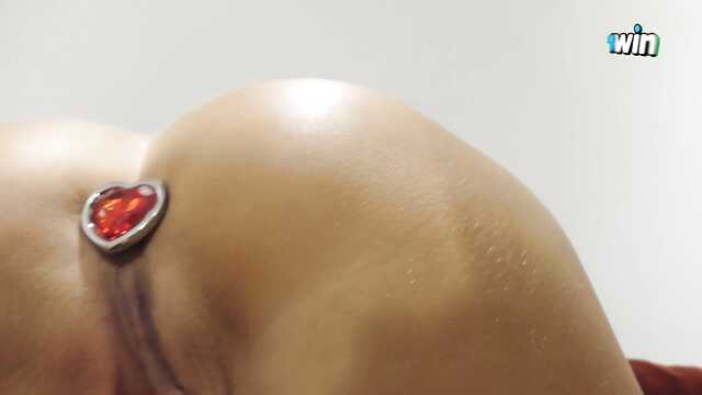 Начальница с пробкой в жопе дрочит пизду пальцами