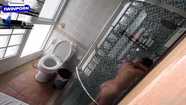 Подсматриваю за сводной сестрой в душе и трахаю