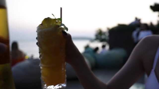 Азиатка на отдыхе изменяет мужу с европейцем