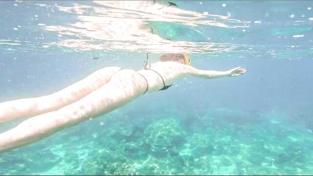 Азиатка на отдыхе изменяет мужу с европейцем