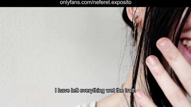 Латинская красотка переодевается во время эфира