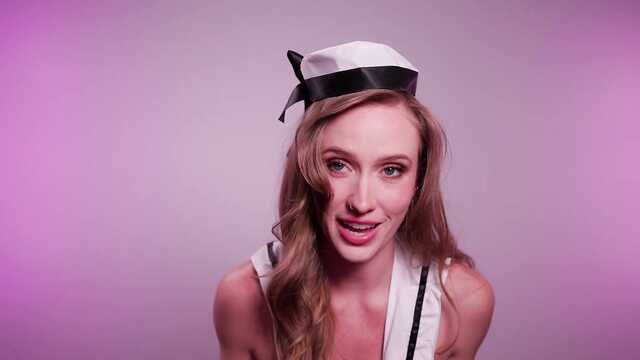 Милая модель красиво позирует в эротичных костюмах