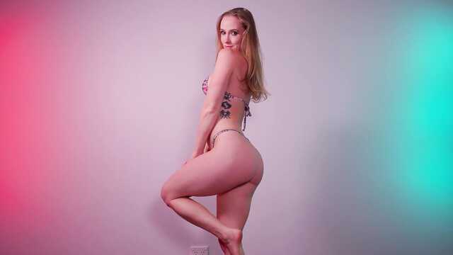 Мокрая эротика: девушка в бикини позирует