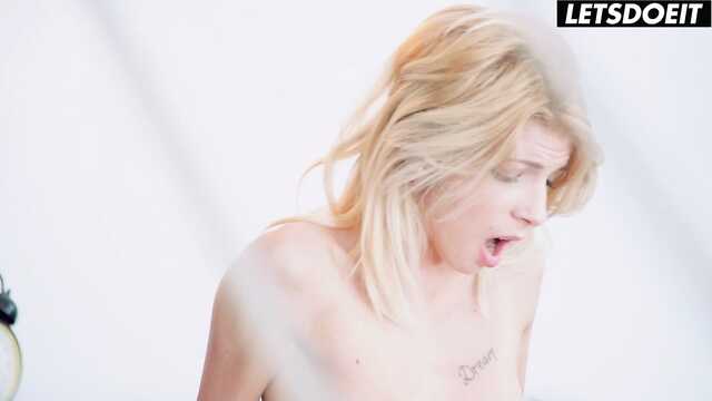 Близкие подружки тщательно вылизывают письки