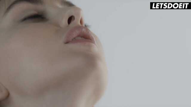 Счастливый мужик занимает любовью с красотками